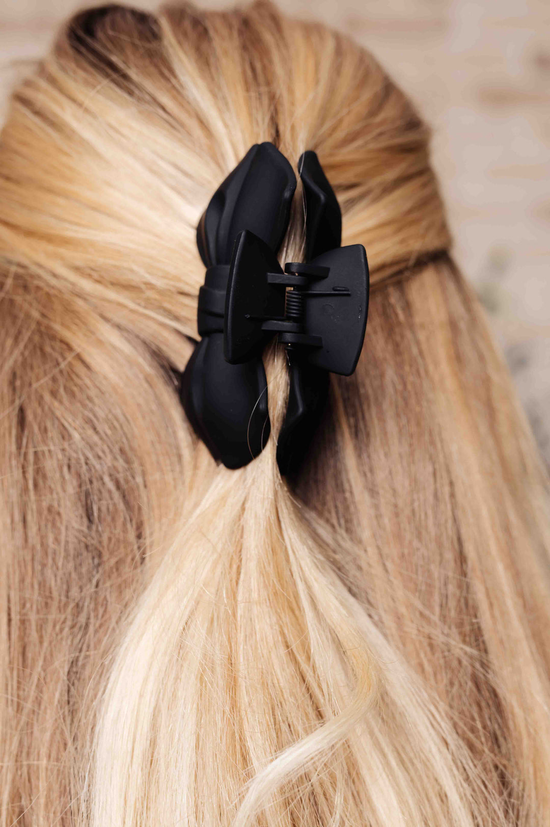 Accessories - Classic Bow Claw Clip In Matte Black