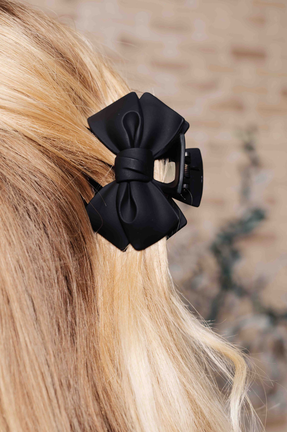 Accessories - Classic Bow Claw Clip In Matte Black