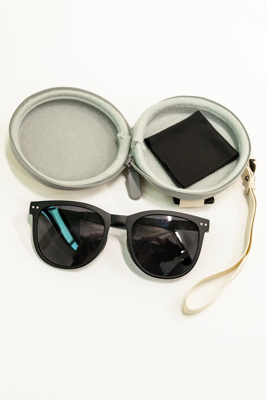 Womens - Collapsible Girlfriend Sunnies & Case In Black