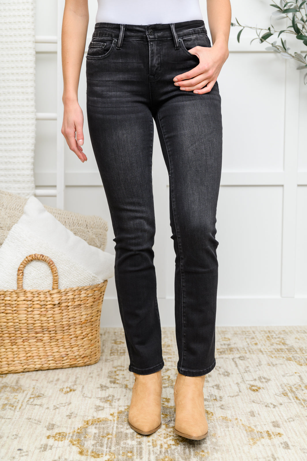 Womens - Kortney Mid Rise Straight Leg Jeans In Washed Black