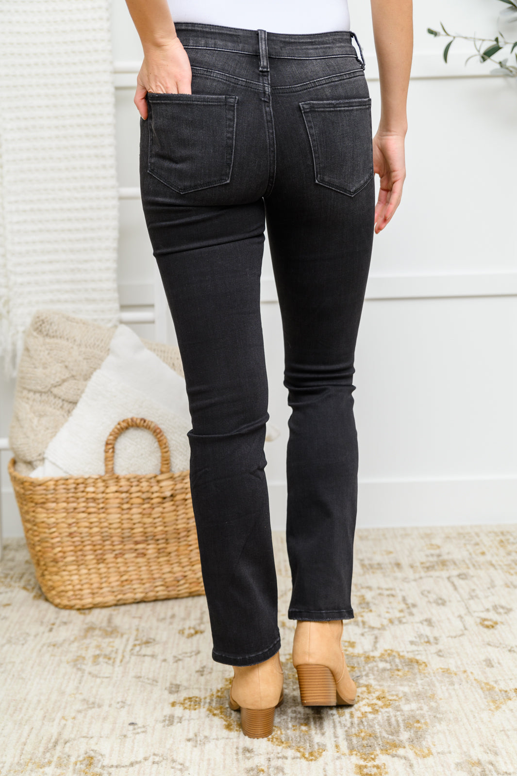Womens - Kortney Mid Rise Straight Leg Jeans In Washed Black